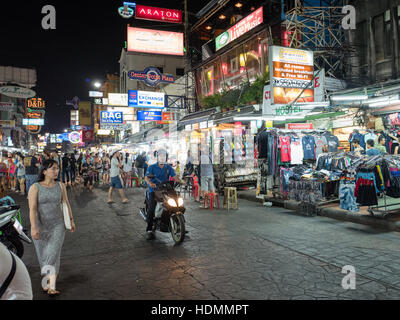 Khao San Road bei Nacht in Bangkok, Thailand Stockfoto