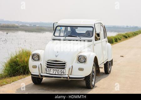 Altes Auto unterwegs in Hanoi, Vietnam am 12. Dezember 2016 Stockfoto