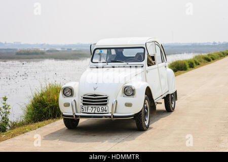 Altes Auto unterwegs in Hanoi, Vietnam am 12. Dezember 2016 Stockfoto