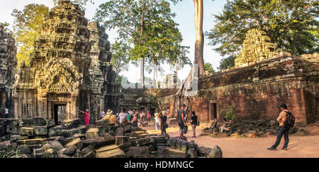 Touristen erkunden und die erstaunliche, alte Hindu buddhistische Tempel Ta Prohm in Siem Reap, Kambodscha Ruinen zu fotografieren. Stockfoto