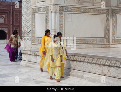 Gruppe von einheimischen Frauen bei der Taj-Mahal-Mausoleum, Indien. Stockfoto