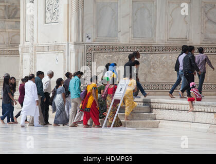 Menschen beim Eintritt in das Hauptgebäude des Taj Mahal, Uttar Pradesh, Indien Stockfoto