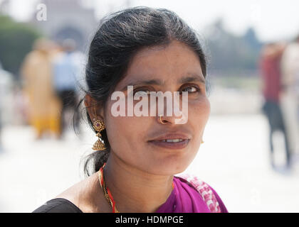 Porträt von einem nahen gealtert Indianerin Blick in die Kamera. Stockfoto