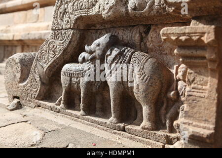 Bull und Elefant Figuren auf Balustraden, Airavatesvara-Tempel-Komplex, Darasuram, Tamil Nadu, Indien. Stockfoto