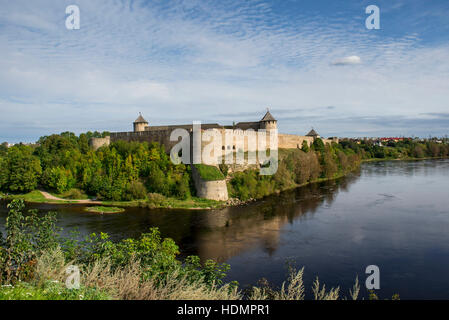 Ansicht des Grenzflusses Narwa zwischen Estland und Russland, Festung Ivangorod, Russland Stockfoto