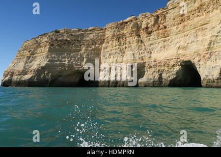 Höhlen in der Nähe von Praia Benagil an der Algarve, Portugal. Stockfoto