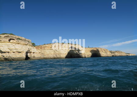 Höhlen in der Nähe von Praia Benagil an der Algarve, Portugal. Stockfoto