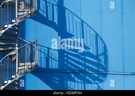 Wendeltreppe und Schatten auf blaue Fabrik Fassade, Bremen, Deutschland Stockfoto