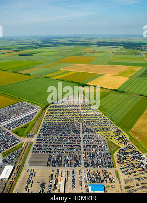 Luftbild, neue Pkw-Parkplatz, umgeben von Feldern, Citroen, Peugeot, Ford, Wallenius Wilhelmsen Logistics, Zülpich Stockfoto