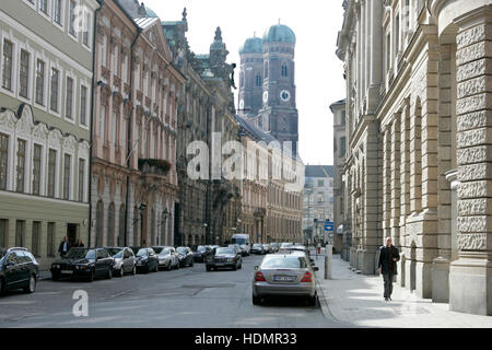 Blick entlang der Kardinal-Faulhaber-Straße, in Richtung der Frauenkirche Kirche, München, Oberbayern Stockfoto