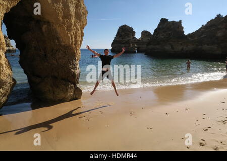 Mann springt am Strand in Lagos. Stockfoto