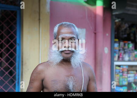 indischer Mann mit langen, weißen Koteletten, Darasuram, Indien, © Stockfoto