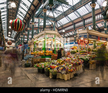 Die berühmten und beeindruckenden Kirkgate Market in Leeds City Centre, voller Leben, Charakter und viel Farbe Stockfoto