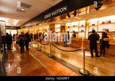 Paris, Frankreich, 4. Dezember 2016. Erster Sonntag im Galeries Lafayette, Einkaufen bei Louis Vuitton einkaufen Stockfoto