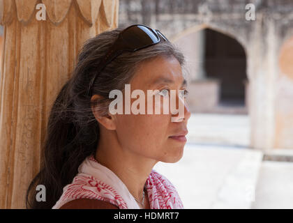 Porträt einer chinesischen Frau am Stadtschloss, Maharaja Sawai Man Singh II, Jaipur Rajasthan, Indien. Stockfoto