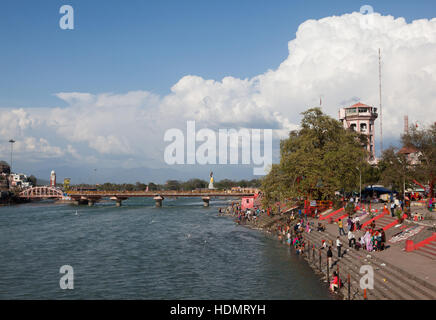 Rituelles Bad im Ganges Fluß, Haridwar, Uttarakhand, Indien Stockfoto