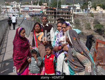 Indische Familie auf der Hängebrücke über den Fluss Ganges in Rishikesh, Indien Stockfoto