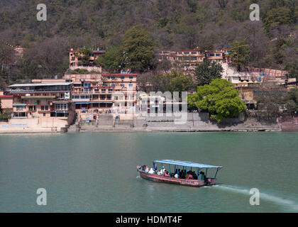 Fähre über Ganges Fluss in Rishikesh, Indien Stockfoto