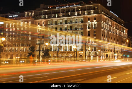 Das historische und sinnbildlichsten Gebäude der Grande Bretagne Hotel in Syntagma-Platz, nach unten Stadt Athen, Griechenland. Stockfoto