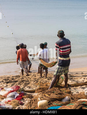 GALLE, SRI LANKA - 9. Dezember 2016: Fischer stand und arbeiten in der ein Boot am Strand von Galle Stadt am 12. Dezember 2016, Fischer am Strand in t Stockfoto