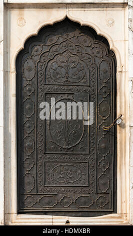 Bronzetür am Moti Masjid (Perle Moschee), Red Fort, Alt-Delhi, Indien Stockfoto