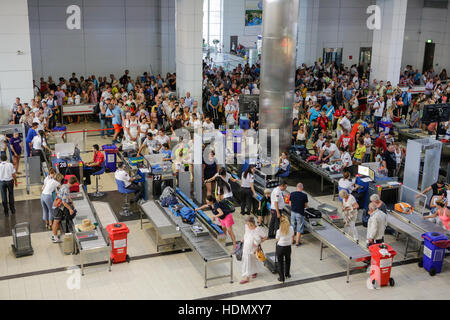 Sicherheit und Pass Kontrolle am internationalen Flughafen Antalya, Türkei. Stockfoto