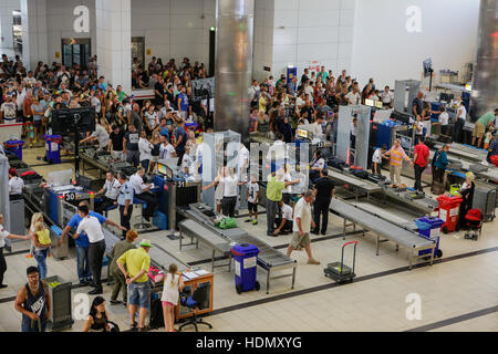 Sicherheit und Pass Kontrolle am internationalen Flughafen Antalya, Türkei. Stockfoto