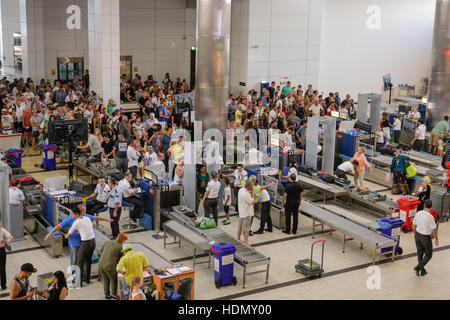 Sicherheit und Pass Kontrolle am internationalen Flughafen Antalya, Türkei. Stockfoto