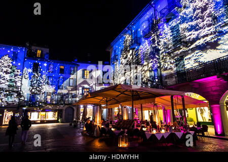 Festliche Dekorationen Weihnachtsbeleuchtung an Fassaden von Gebäuden auf Piazza Duomo (Domplatz) in Como, Italien Stockfoto