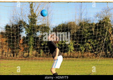 Englisch-Schulmädchen spielen Fußball Stockfoto