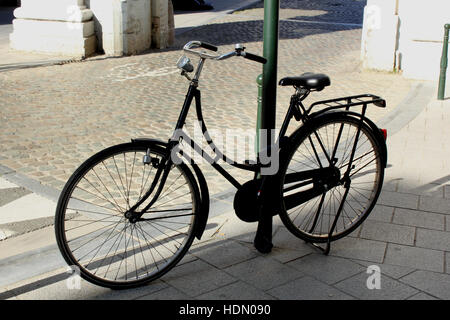 Elegante altes Fahrrad mit gebogenem Rahmen und antiken Dynamo und Lampe Stockfoto