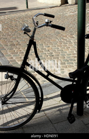 Aufrechte Bild von Vintage Damen Fahrrad mit altmodischen Dynamo und Lampe Stockfoto