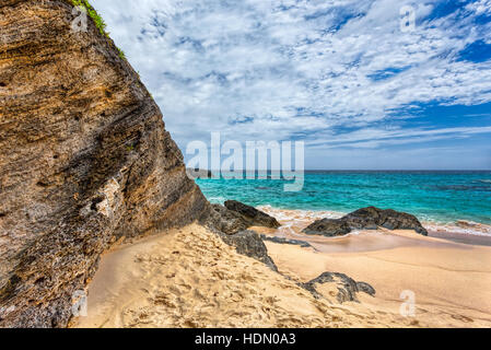 Landschaft aus Meer, Felsen und Strand in Horseshoe Bay, Southampton Parish, Bermuda Stockfoto