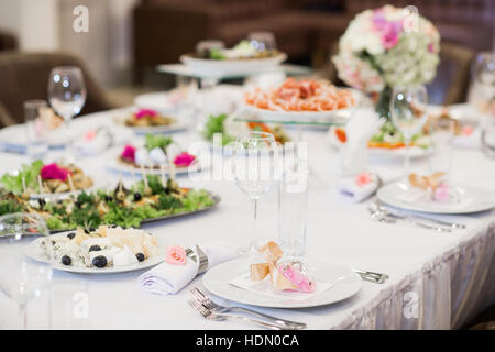 Hochzeitsessen. Gabel mit Rosen verziert Stockfoto