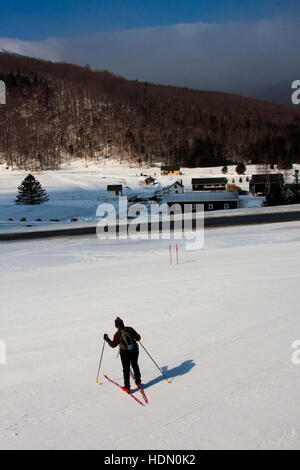 Mount Washington Valley, Pinkham Kerbe, Newhampshire, Great Glen Outdoor Center, eine nordische Skifahrer auf den Langlaufloipen Stockfoto