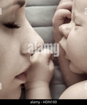 Niedlichen schlafenden neugeborenen Jungen mit seiner Mutter Stockfoto