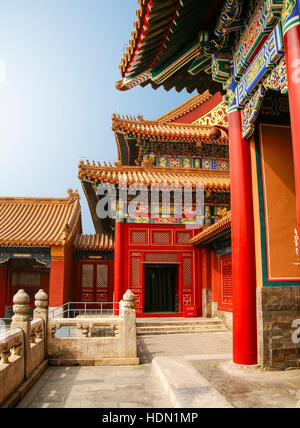 Typische architektonische Details und dekorative Malerei auf Strukturen in der verbotenen Stadt. Peking, China Stockfoto