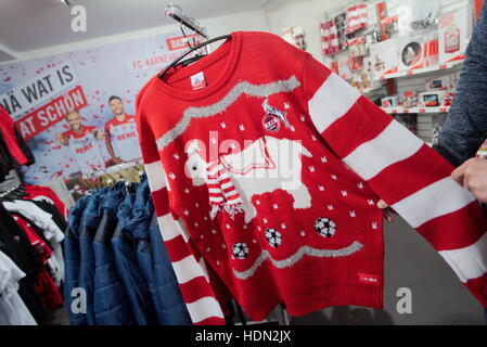 Köln, Deutschland. 7. Dezember 2016. Ein Christmas Sweater mit dem Club-Maskottchen des 1. FC Köln, der Geißbock Hennes VIII, kann bei den Fan-Shop der Bundesliga-Fußball-Club in Köln, Deutschland, 7. Dezember 2016 gekauft werden. Foto: Henning Kaiser/Dpa/Alamy Live News Stockfoto