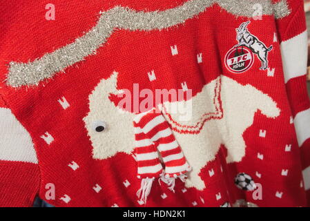 Köln, Deutschland. 7. Dezember 2016. Ein Christmas Sweater mit dem Club-Maskottchen des 1. FC Köln, der Geißbock Hennes VIII, kann bei den Fan-Shop der Bundesliga-Fußball-Club in Köln, Deutschland, 7. Dezember 2016 gekauft werden. Foto: Henning Kaiser/Dpa/Alamy Live News Stockfoto