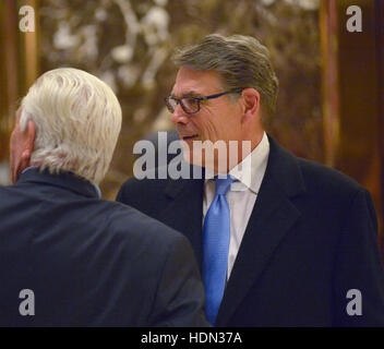 New York, NY, USA. 12. Dezember 2016. Former Texas Governor Rick Perry (R) ist in der Lobby des Trump Tower in New York, NY, USA, 12. Dezember 2016, gesehen, nach seinem Treffen mit uns Präsident elect Trumpf. U.S. Präsident elect Donald Trump hält Sitzungen im Trump Tower, da er weiterhin in Schlüsselpositionen in seinem neuen Amt zu füllen. -KEIN Draht-SERVICE - Foto: Albin Lohr-Jones/Consolidated/Pool/Dpa/Alamy Live News Stockfoto