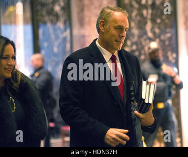 New York, NY, USA. 12. Dezember 2016. Vereinigten Staaten gesehen repräsentative Ryan Zinke (Republikanische Montana) in der Lobby des Trump Tower in New York, NY, USA Montana Kongressabgeordneten Ryan Zinke (C) ist in der Lobby des Trump Tower in New York, NY, USA, 12. Dezember 2016, bei seiner Ankunft für ein Treffen mit uns Präsident elect Trump gesehen. U.S. Präsident elect Donald Trump hält Sitzungen im Trump Tower, da er weiterhin in Schlüsselpositionen in seinem neuen Amt zu füllen. -KEIN Draht-SERVICE - Foto: Albin Lohr-Jones/Consolidated/Pool/Dpa/Alamy Live News Stockfoto