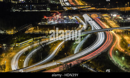 Berlin, Deutschland. 12. Dezember 2016. Die Fahrzeuge auf dem Stadtring (Stadt Ring Road) in der Nähe von den Messehallen in Berlin, Deutschland, 12. Dezember 2016 mit einer langen Belichtungszeit in der Nacht fotografiert. Foto: Paul Zinken/Dpa/Alamy Live News Stockfoto