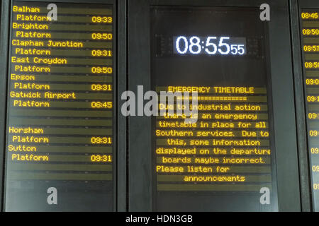 London, UK. 13. Dezember 2016. Tag eins der südlichen Bahn Fahrer streikt, London Victoria. Bildnachweis: Claire Doherty/Alamy Live News Stockfoto