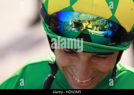 Hong Kong, China. 11. Dez. 2016.Hongkong, China. 11. Dezember 2016. Impressionen: Mitglieder der Medien auf dem Racecourse in Reflexion von Joao Moreira goggles in Sha Tin-Pferderennbahn/China. Bildnachweis: Lajos-Eric Balogh/turfstock.com © Dpa picture-Alliance/Alamy Live News © Dpa/Alamy Live-Nachrichten Stockfoto