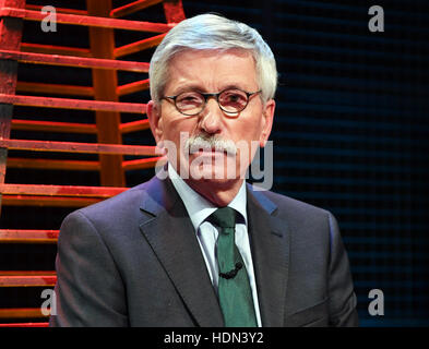 Berlin, Deutschland. 12. Dezember 2016. Ehemalige Politiker und Autor Thilo Sarrazin an der RTL-Diskussion programmieren Der Energiekonzernen Stuhl (lit.) Die Hot-Seat) in Berlin, Deutschland, 12. Dezember 2016. Foto: Jens Kalaene/Dpa-Zentralbild/ZB/Dpa/Alamy Live News Stockfoto