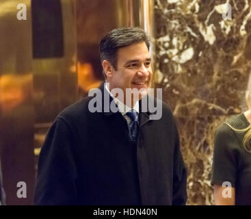 New York, uns. 12. Dezember 2016. US-amerikanischer Jurist Raul Labrador (republikanischer Bundesstaat Idaho) spricht mit der Presse in der Lobby des Trump Tower in New York, NY, USA nach seinem Treffen mit Präsident elect Donald Trump auf 12. Dezember 2016. -KEIN Draht-SERVICE - Foto: Albin Lohr-Jones/Consolidated/Pool/Dpa/Alamy Live News Stockfoto