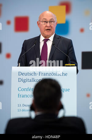 Berlin, Deutschland. 13. Dezember 2016. Michel Sapin, französischer Minister für Wirtschaft, Industrie und digital Affairs, anlässlich der deutsch-französischen Konferenz am 13. Dezember 2016 die Digitalisierung in Wirtschaft und Gesellschaft im Bundeswirtschaftsministerium in Berlin, Deutschland. Deutschland und Frankreich haben das Ziel der Förderung der digitalen Transformation ihrer Volkswirtschaften gesetzt. Foto: Bernd von Jutrczenka/Dpa/Alamy Live News Stockfoto