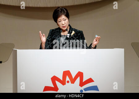 Tokio, Japan. 13. Dezember 2016. Tokyo Gouverneur Yuriko Koike spricht während der Weltversammlung für Frauen: WAW! 2016 am 13. Dezember 2016, Tokio, Japan. Weibliche Führungskräfte aus Politik, Wirtschaft, Sport und Gesellschaft sind WAW besuchen! 2016, die Rolle von Frauen in ihren Ländern und Zugehörigkeiten zu diskutieren. Japan versucht, die Beteiligung von Frauen in Arbeit und Abe Verwaltung ein Ziel der Erhöhung des Anteils von Frauen in Führungspositionen auf 30 Prozent bis 2020 gesetzt. Bildnachweis: Aflo Co. Ltd./Alamy Live-Nachrichten Stockfoto