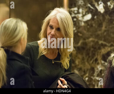 New York, uns. 1. Dezember 2016. Trump-Kampagnen-Manager und politischer Stratege Kellyanne Conway ist in der Lobby des Trump Tower in New York, NY, USA nach ihrer Ankunft am 12. Dezember 2016 gesehen. Bildnachweis: Albin Lohr-Jones/Pool über CNP - NO-Draht-SERVICE - Foto: Albin Lohr-Jones/Consolidated News Fotos/Albin Lohr-Jones - Pool über CNP/Dpa/Alamy Live News Stockfoto