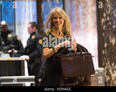 New York, uns. 1. Dezember 2016. Trump-Kampagnen-Manager und politischer Stratege Kellyanne Conway ist in der Lobby des Trump Tower in New York, NY, USA nach ihrer Ankunft am 12. Dezember 2016 gesehen. Bildnachweis: Albin Lohr-Jones/Pool über CNP - NO-Draht-SERVICE - Foto: Albin Lohr-Jones/Consolidated News Fotos/Albin Lohr-Jones - Pool über CNP/Dpa/Alamy Live News Stockfoto